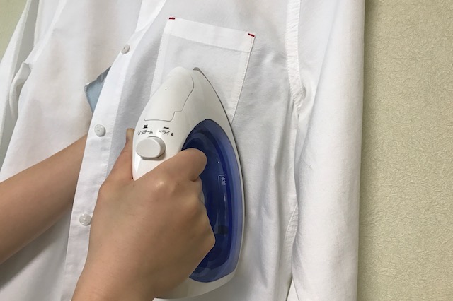 ポケットのシワもアイロングローブで気軽にとれる!|アイロン台不要?100均のアイロングッズできれいにアイロンをかけられるのか試してみた