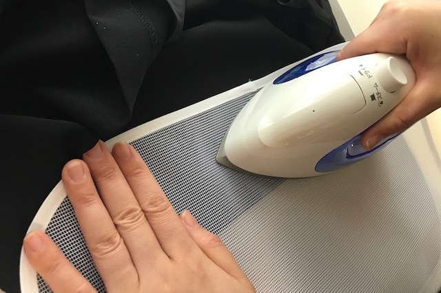 あて布の上からアイロンを押すようにしてキープ|アイロン台不要?100均のアイロングッズできれいにアイロンをかけられるのか試してみた