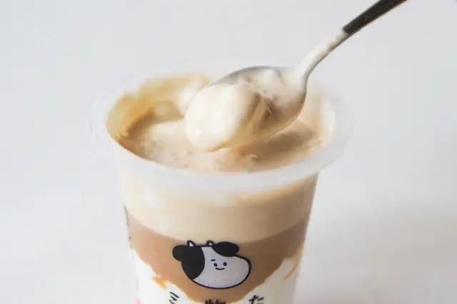コーヒーの熱で溶けかけた部分がおいしい|売り切れ続出!ファミマ限定「たべる牧場ミルク」のインスタ映えするアレンジ5選