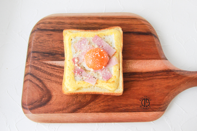 面倒でもこの手間をかけることで、理想の焼き加減に|カルボナーラトーストの作り方