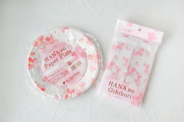はなのペーパープレート、はなの紙おしぼり|ともにキャンドゥ(108円)|お花見に使いたい100均グッズ