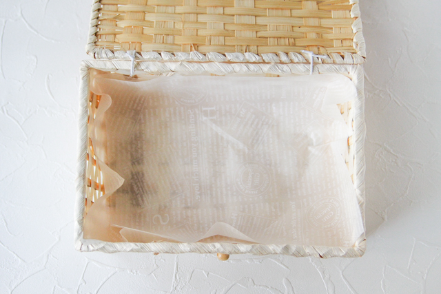 バンブーバスケットはお弁当用の箱ではないので、食べ物が直接つかないように紙をしいておこう|100均グッズでお花見弁当を詰めよう