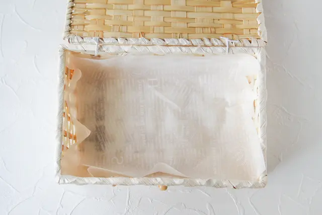 バンブーバスケットはお弁当用の箱ではないので、食べ物が直接つかないように紙をしいておこう|100均グッズでお花見弁当を詰めよう