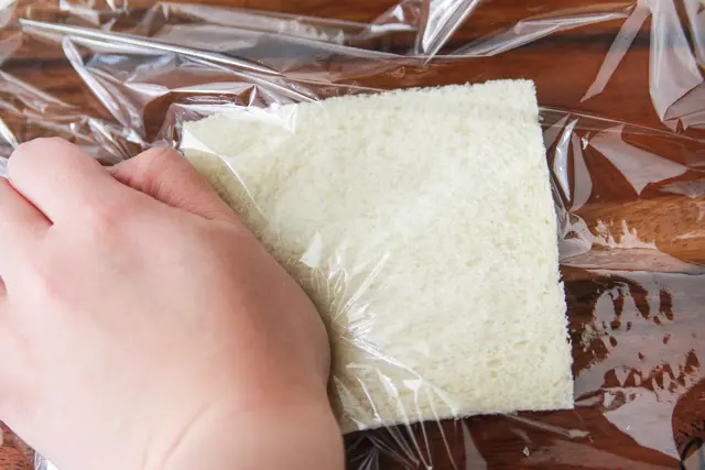 そのまま巻くとパンが割れやすいので、ぎゅっと押しつぶしておく|コンビニ食材でつくるお花見弁当・ロールサンドイッチのレシピ