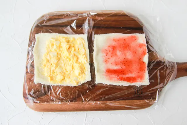 同様に、巻き終わり1/4は空けておく|コンビニ食材でつくるお花見弁当・ロールサンドイッチのレシピ