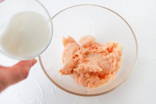 ポテトサラダに牛乳を混ぜることで、ホワイトソースのようなとろみのある食感に仕上がる|コンビニ食材でつくるお花見弁当・ポテトチキングラタンのレシピ