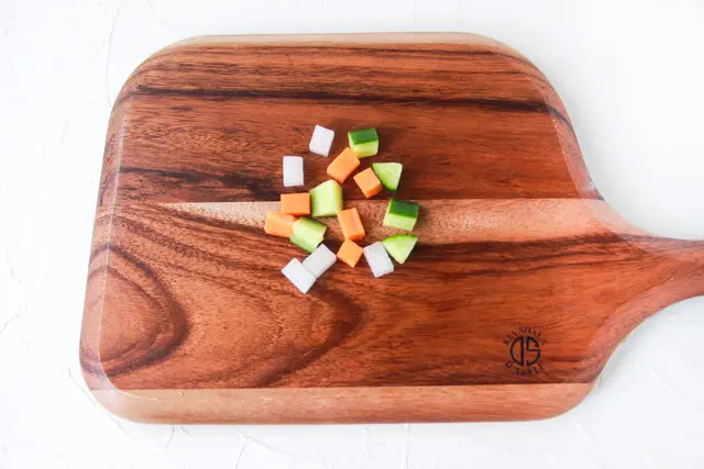 スティック野菜を1.5cm程度にカット|コンビニ食材でつくるお花見弁当・アレンジスティックサラダのレシピ