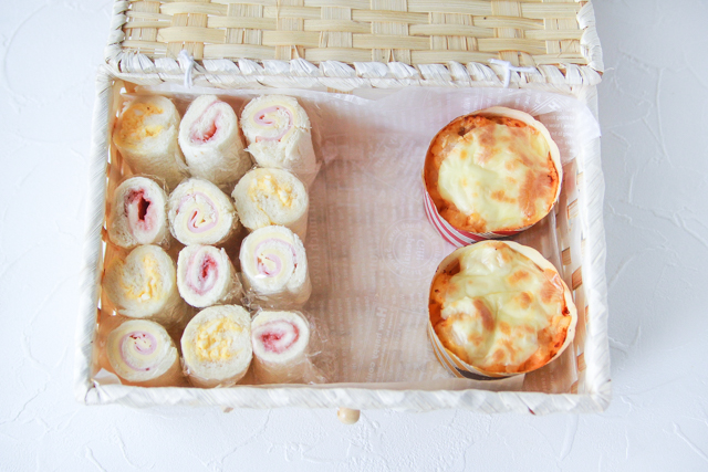 まずは両側にロールサンドイッチとポテトチキングラタンを並べる|100均グッズでお花見弁当を詰めよう