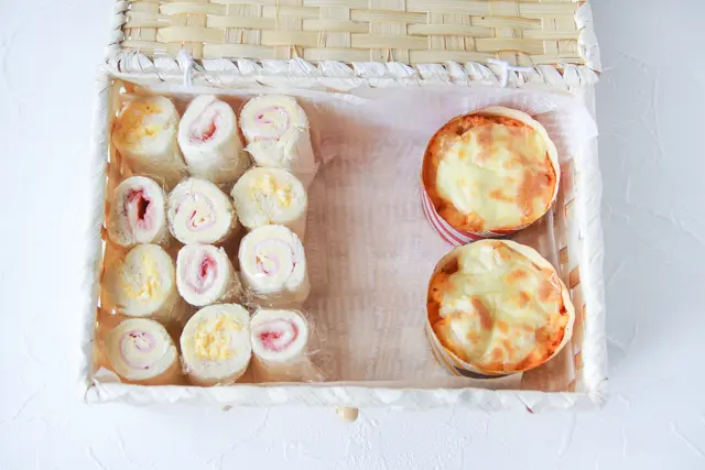 まずは両側にロールサンドイッチとポテトチキングラタンを並べる|100均グッズでお花見弁当を詰めよう