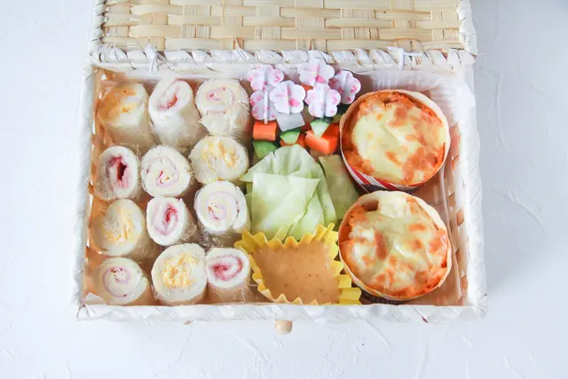 すき間を埋めるようにアレンジサラダスティックと付属の味噌ダレを置く|100均グッズでお花見弁当を詰めよう