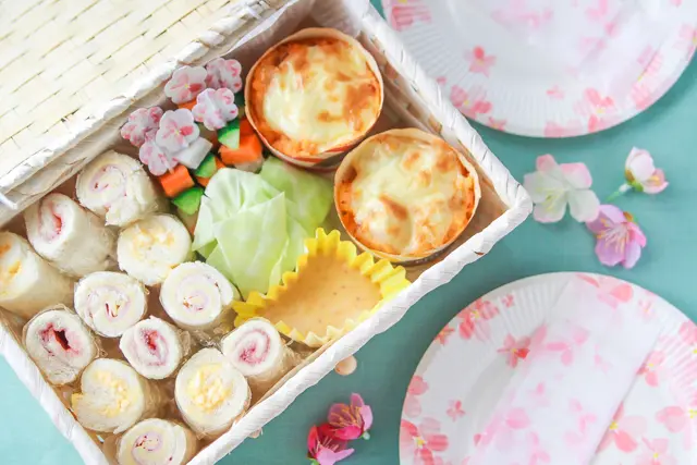 手軽なのにかわいいお弁当の完成!|コンビニ食材でつくるお花見弁当