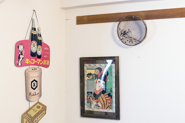 ベッド付近の壁にはキッコーマンの壁飾りと昔ながらのポスターが。どちらも中野ブロードウェイで購入したもの|古道具とDIYで和室をオシャレに! 2児のママに聞いた昭和レトロな和室インテリアの楽しみ方