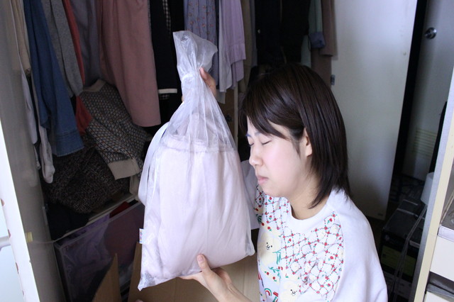 元々部屋に取り付けてあったカーテン。暗めのピンクがちょっとださかったため、交換して以来使用していない|「衣替えいらず」な衣類の収納アイデア