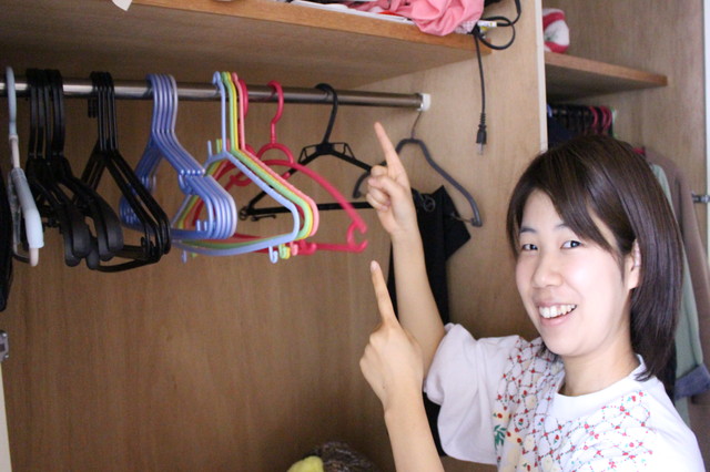 ハンガーにゴチャゴチャと掛けられていた服を全て取り外して、ハンガーの色をそろえて掛けなおす|「衣替えいらず」な衣類の収納アイデア