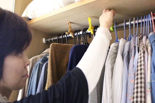 冬物、春物、夏物といった季節ごとに服をかけたら、季節が変わる境目に洗濯バサミをつけていく。カラフルな洗濯物のほうが印として目立ちやすいのでオススメ!|「衣替えいらず」な衣類の収納アイデア