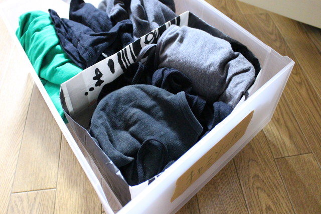 紙袋なら、既製品と違ってある程度自由に大きさを変えられるところが最高!|「衣替えいらず」な衣類の収納アイデア
