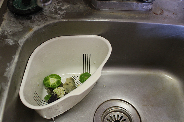 こんな風に三角コーナーに野菜クズや生ゴミを放置しておくと、雑菌が繁殖して臭いの原因になる! ※イメージ写真|部屋の消臭対策!部屋の嫌な臭いを取る方法