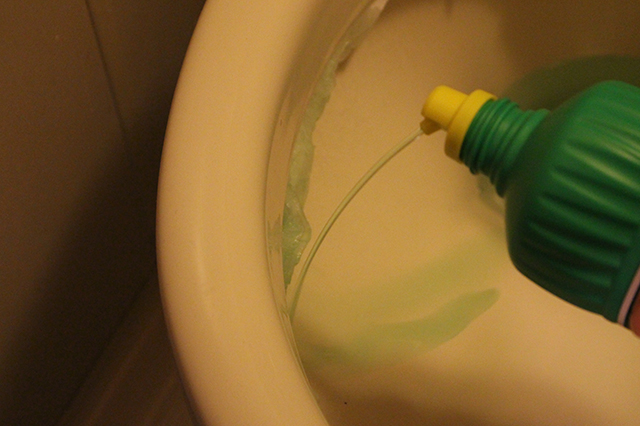 トイレットペーパーにサンポールを染み込ませる|部屋の消臭対策!部屋の嫌な臭いを取る方法