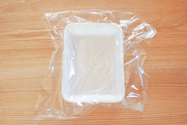 バットが隠れるくらいのサランラップを使おう|【コンビニ飯レシピ】10分でできちゃう!ラク早お弁当のおかずレシピ2選