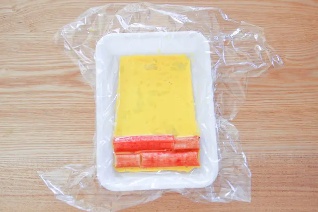 かにかまは隙間なく並べよう|【コンビニ飯レシピ】10分でできちゃう!ラク早お弁当のおかずレシピ2選