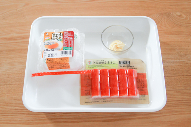 卵+マヨネーズ+カニ風味かまぼこ+塩・こしょうでレンジでかんたん卵焼きのできがあり!