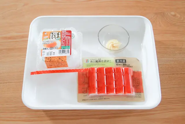 卵+マヨネーズ+カニ風味かまぼこ+塩・こしょうでレンジでかんたん卵焼きのできがあり!