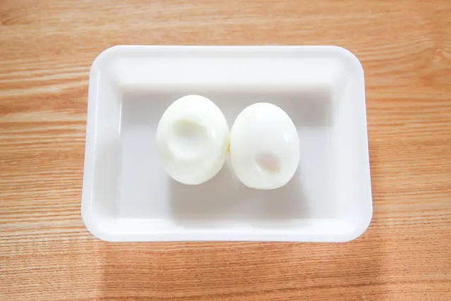 くぼんでいる箇所があったら、そことは逆側の半分をうさぎに使う|うさぎと卵のイースターサラダ
