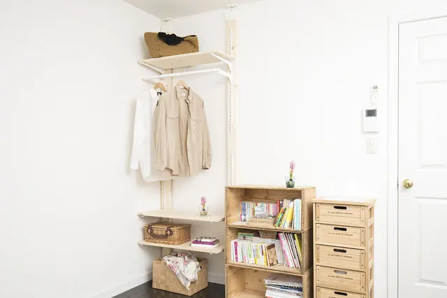 部屋の雰囲気に馴染む、機能的なオープンシェルフをラブリコを使って作ってみよう!|【賃貸DIY】服も小物もすっきり収納! 人気のラブリコでオープンシェルフを作ろう