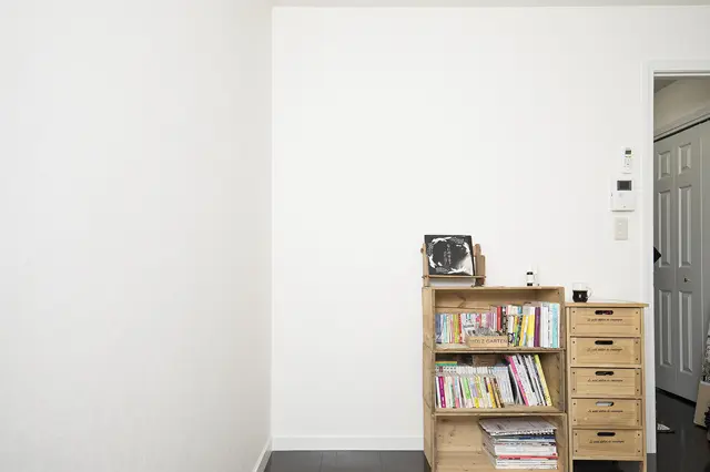 幅80cmほどの場所でもラブリコを使えば、収納スペースとして有効活用できる|【賃貸DIY】服も小物もすっきり収納! 人気のラブリコでオープンシェルフを作ろう