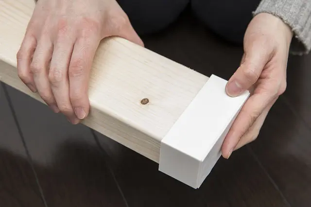 下(床側)に取り付けるラブリコパーツ。はめ込むだけで簡単に取り付けられる|【賃貸DIY】服も小物もすっきり収納! 人気のラブリコでオープンシェルフを作ろう