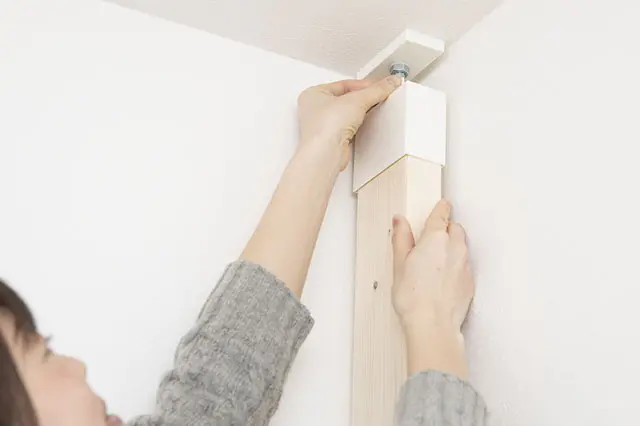 床と天井でつっぱらせることで固定され、自立した柱となる|【賃貸DIY】服も小物もすっきり収納! 人気のラブリコでオープンシェルフを作ろう