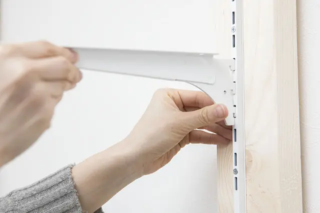 棚用ブラケットとハンガーブラケットは、カシャっとしっかりはめ込むこと|【賃貸DIY】服も小物もすっきり収納! 人気のラブリコでオープンシェルフを作ろう