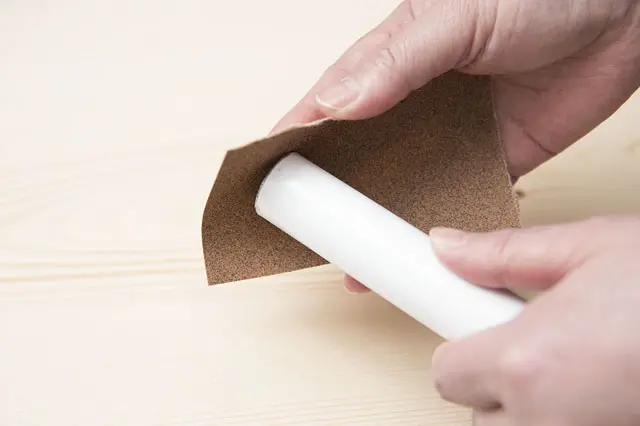 紙やすりでバリをとるときは、ゴシゴシこするのではなく、なでるようにしよう|【賃貸DIY】服も小物もすっきり収納! 人気のラブリコでオープンシェルフを作ろう