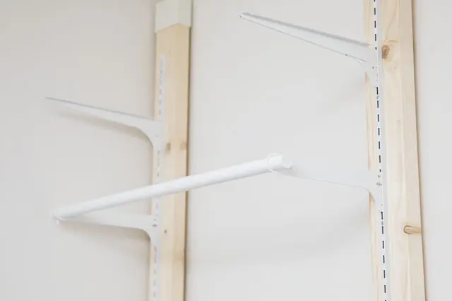 エンドキャップは少しきついので、たたき込むようにしてはめよう|【賃貸DIY】服も小物もすっきり収納! 人気のラブリコでオープンシェルフを作ろう