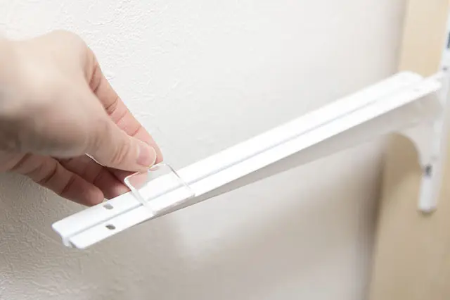 棚用ブラケットに耐震マットを貼る。耐震マットの機能を利用した棚板固定の裏技!|【賃貸DIY】服も小物もすっきり収納! 人気のラブリコでオープンシェルフを作ろう