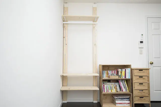 ラブリコのおかげで狭い空間でも、おしゃれで機能的な収納スペースが作れた!|【賃貸DIY】服も小物もすっきり収納! 人気のラブリコでオープンシェルフを作ろう