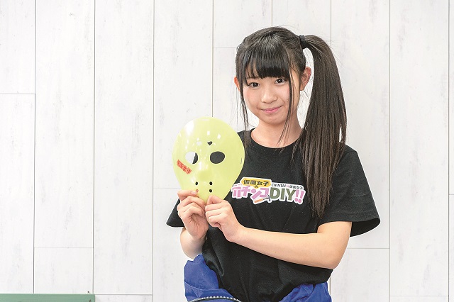 「青ツナギ着て気合十分! がんばるぞ~!」と森下舞桜さん|仮面女子・森下舞桜がDIYに挑戦!木目がかわいいスツール(椅子)を作ってみた
