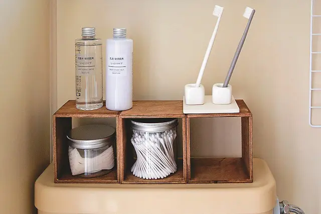 シンプルなアイテムを組み合わせてオシャレに|【賃貸DIY】トイレタンクの上に100均の便利グッズで収納を作ろう!