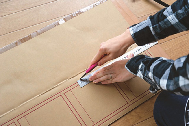 折り目を作る時はカッターの刃を深く入れすぎないよう注意|【賃貸DIY】100均のリメイクシートと段ボールを使ってトイレに収納棚を作ろう!