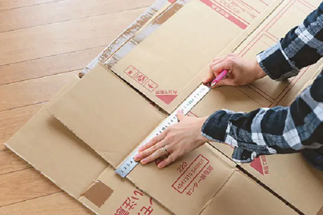定規を使ってしっかり採寸しよう|【賃貸DIY】100均のリメイクシートと段ボールを使ってトイレに収納棚を作ろう!