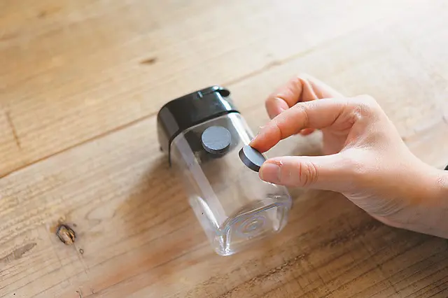 マグネットが落ちないようにしっかりと貼り付けよう|【賃貸DIY】材料費300円以下!100均グッズでキッチンを便利にするプチアイデア3選