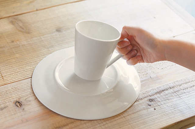 カップと皿は質感が同じものを使うと一体感が出る。カップと皿をあえて別の色にしてもオシャレ!|【賃貸DIY】材料費300円以下!100均グッズでキッチンを便利にするプチアイデア3選
