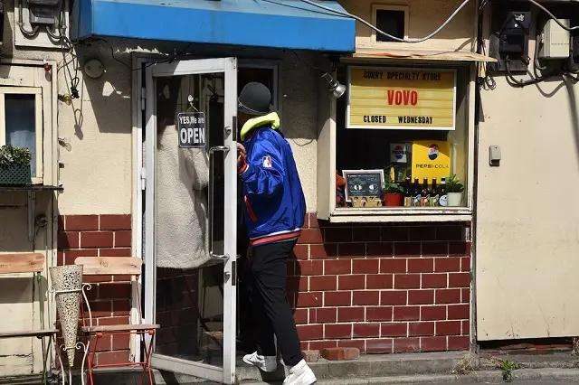 こじゃれたバーのような外観|『カレーの愛し方、殺し方』作者・手条萌さんと巡る学芸大学(VOVO 学芸大学駅前店)