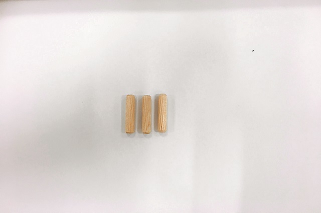 今回作るアンブレラスタンドに使用する木ダボ。見た目がオシャレになるだけでなく、ケガの心配もない!|仮面女子・月野もあがDIYに挑戦!賃貸物件の玄関にぴったりなアンブレラスタンドを作ってみた