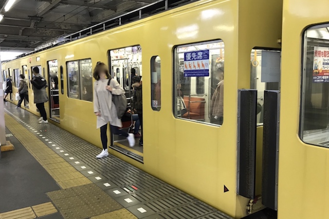 小平駅ホームの様子。上りは高田馬場・新宿方面、下りは所沢・本川越方面(拝島線下りは萩山・拝島・西武遊園地方面)が運行している|〝日本一大きい丸ポスト〟のある街・小平はノスタルジック&SNS映えする風景の宝庫だった