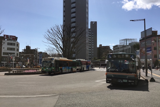 小平駅南口ロータリー。国分寺駅行き、武蔵小金井駅行き、青梅駅行きなどのバスが運行している|〝日本一大きい丸ポスト〟のある街・小平はノスタルジック&SNS映えする風景の宝庫だった
