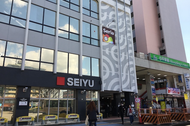 小平駅南口からすぐの西友小平店。年中無休で食料品フロアは8:00から25:00まで営業している|〝日本一大きい丸ポスト〟のある街・小平はノスタルジック&SNS映えする風景の宝庫だった