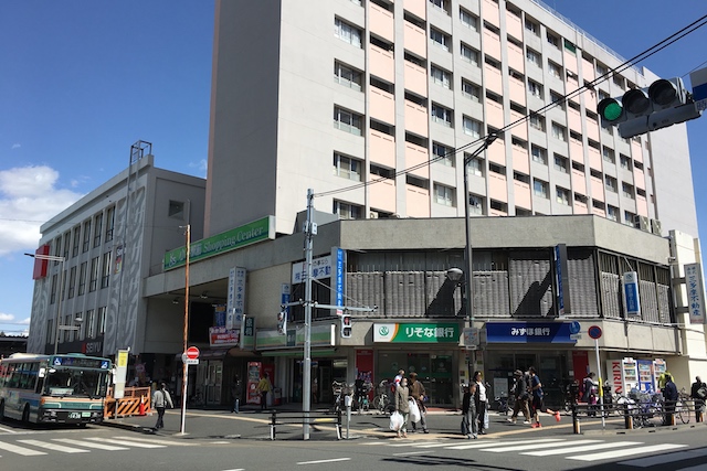 小平駅前ショッピングセンター外観。1~2階が店舗、3階以上は賃貸物件|〝日本一大きい丸ポスト〟のある街・小平はノスタルジック&SNS映えする風景の宝庫だった