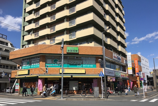 オリオン書房小平店隣りのグリーンプラザビルには、東京スター銀行、24時間営業のデイリーヤマザキ、コーヒー専門店などが入っている|〝日本一大きい丸ポスト〟のある街・小平はノスタルジック&SNS映えする風景の宝庫だった