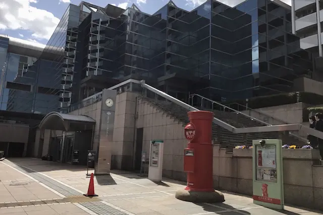 近づくほどに、このポストの規格外の大きさが伝わってくる~|〝日本一大きい丸ポスト〟のある街・小平はノスタルジック&SNS映えする風景の宝庫だった